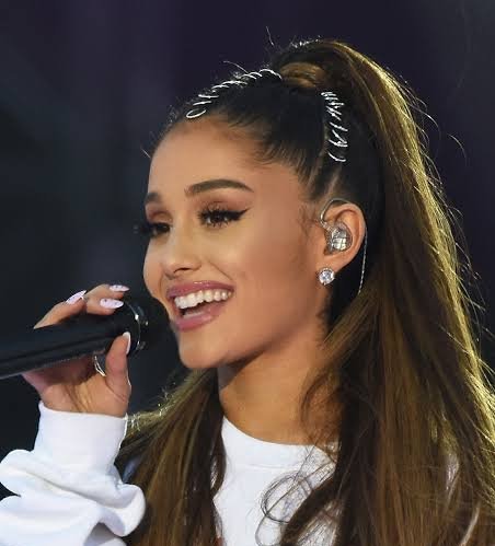 Ariana-Grande-2 (1)